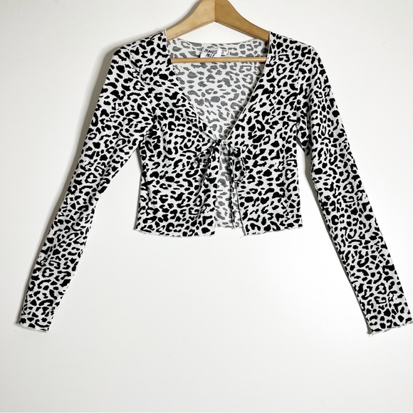 Princess Polly white leopard print tie front lounge sleeve crop top - Picture 3 of 6
